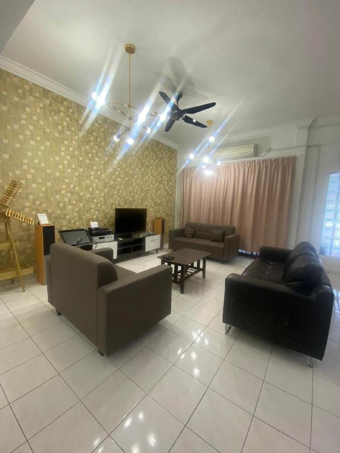 5min @bukit Indah@perling@4b3b Homestay *